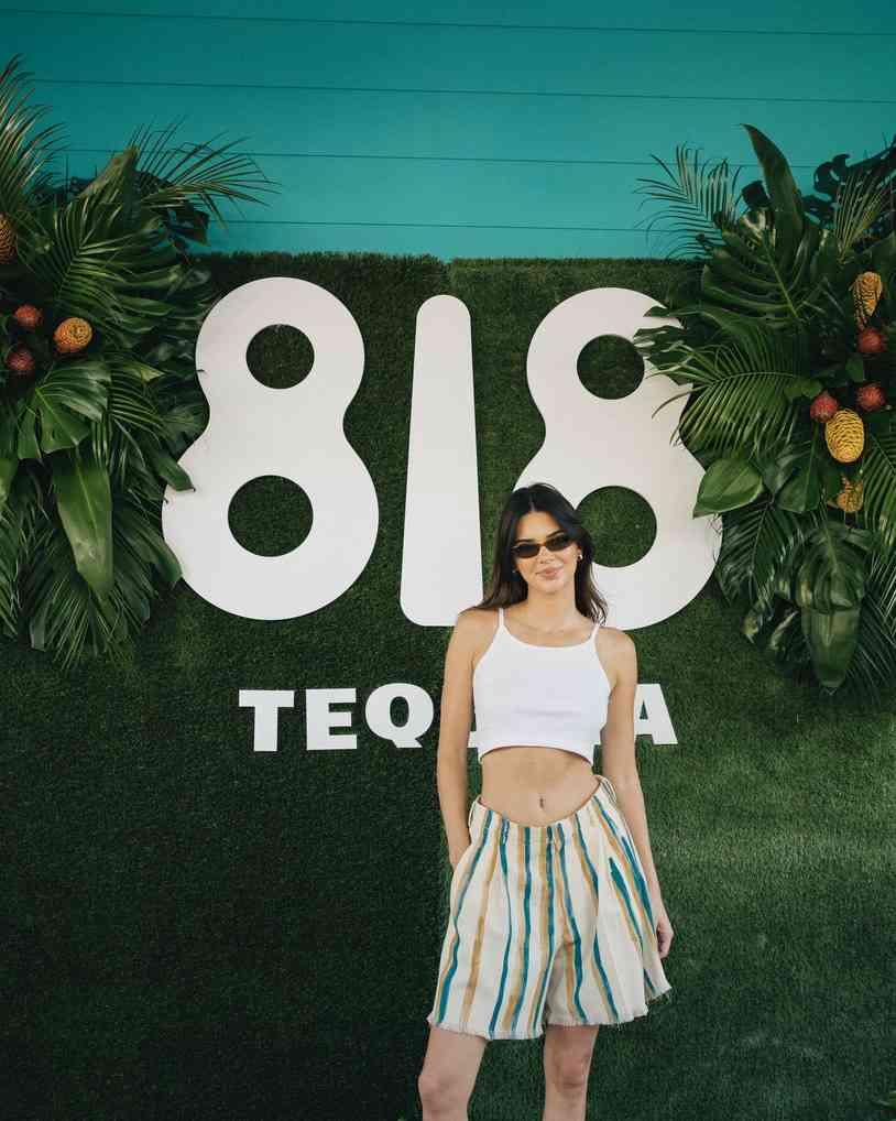 SLS Baha Mar의 Kendall Jenner가 818 테킬라 표지판 앞에 서 있습니다. 