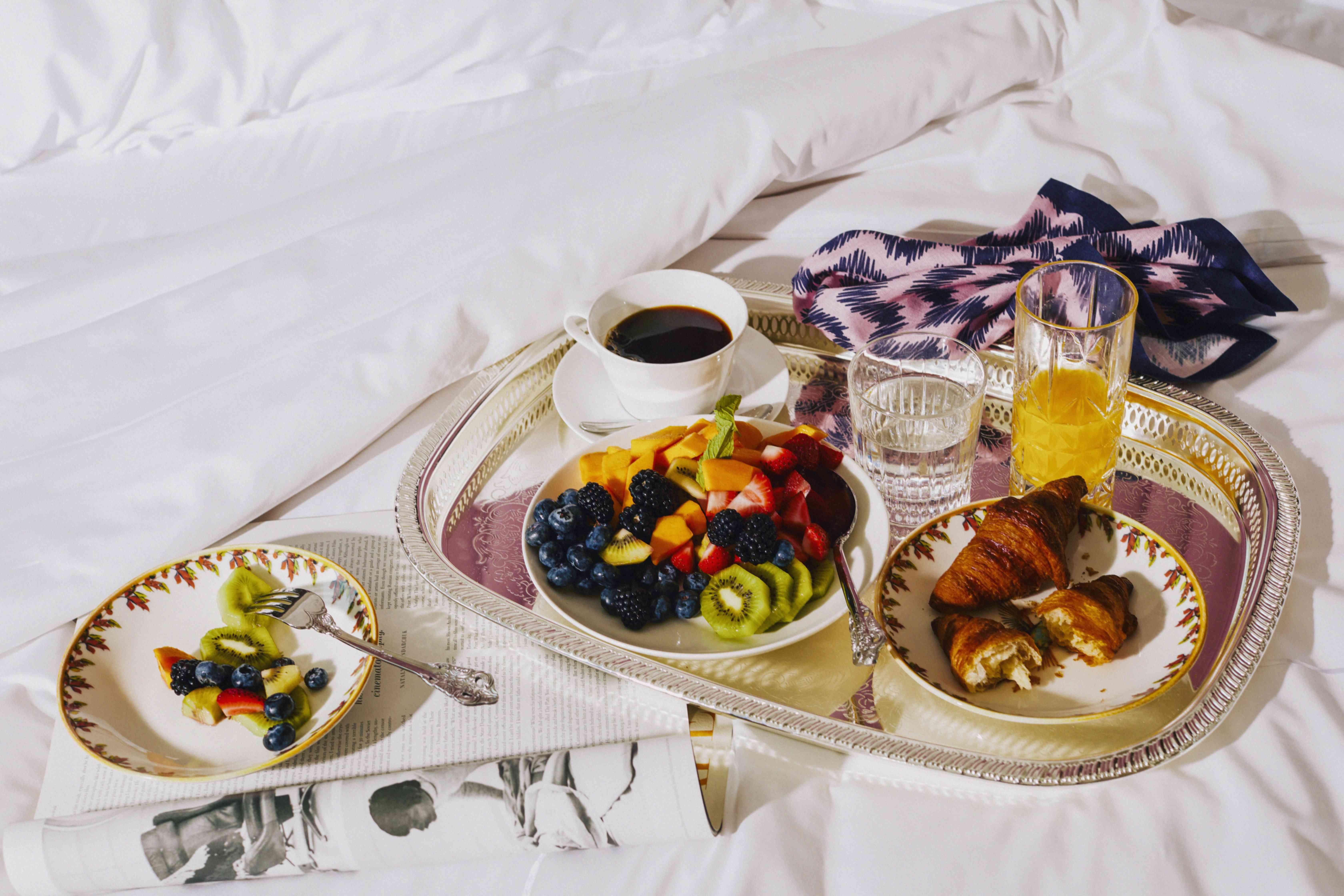 은쟁반에 놓인 침대에서의 아침 식사