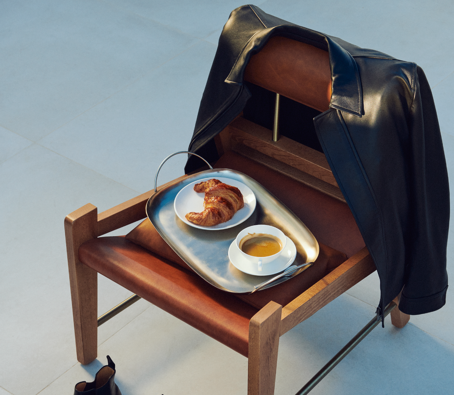 아침 식사 음식과 음료가 담긴 쟁반이 있는 의자 